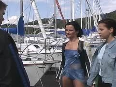 Julia Crow und Freundin rammlen mit dem Skipper