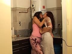 Zwei lesbische Babes schmusen in der Küche